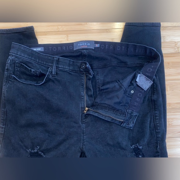Torrid Sky High Skinny Premium Distressed Jeans 20 Tall - Picture 3 of 16